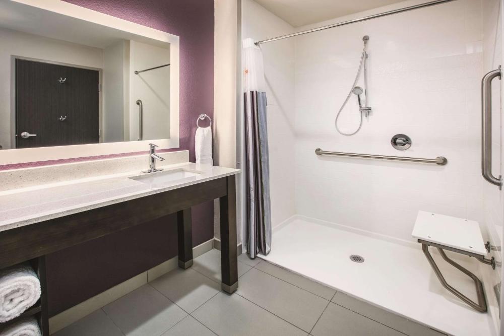 1 King Bed, Executive Mobility Accessible Room, Roll-In Shower, Non-Smoking interior